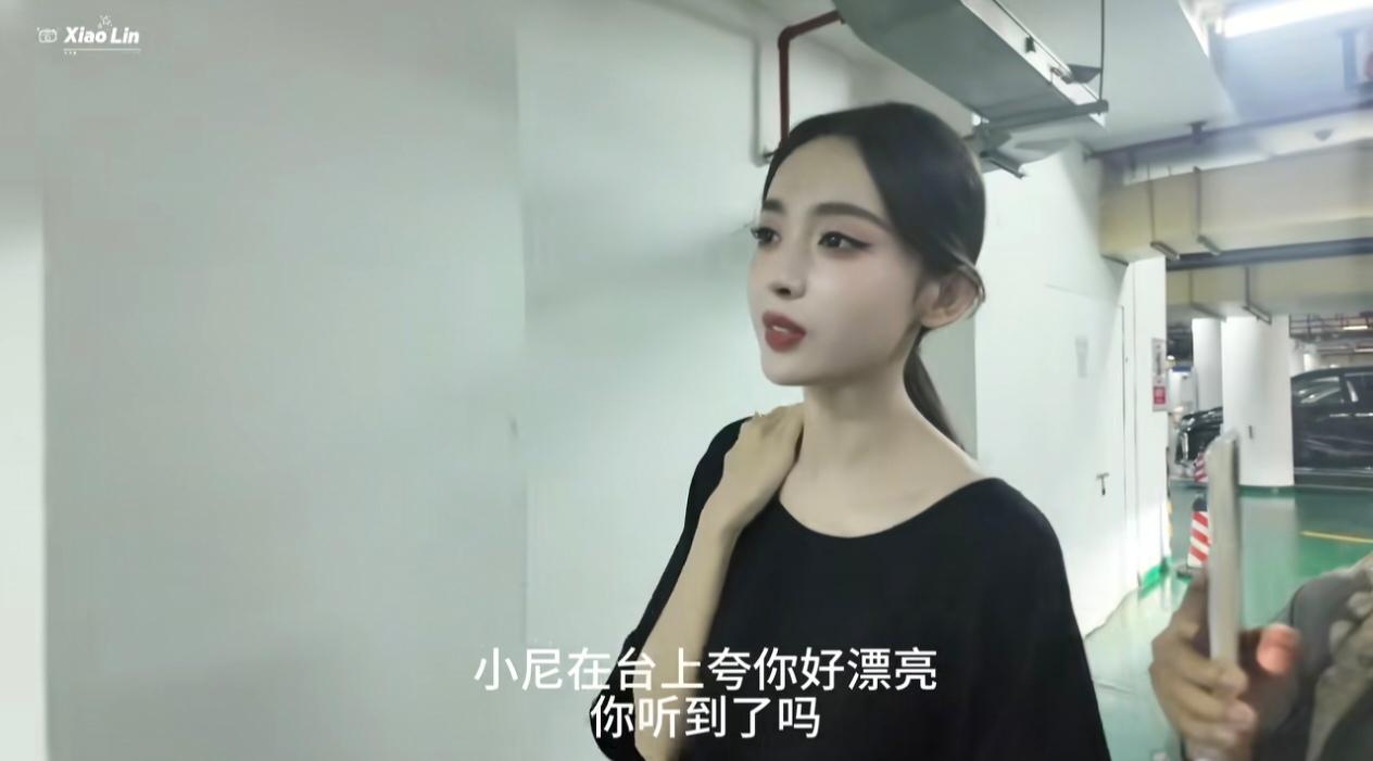 刷到娜扎这组生图真的美晕了！
        皮肤白到发光，头小脸小、高个子配精