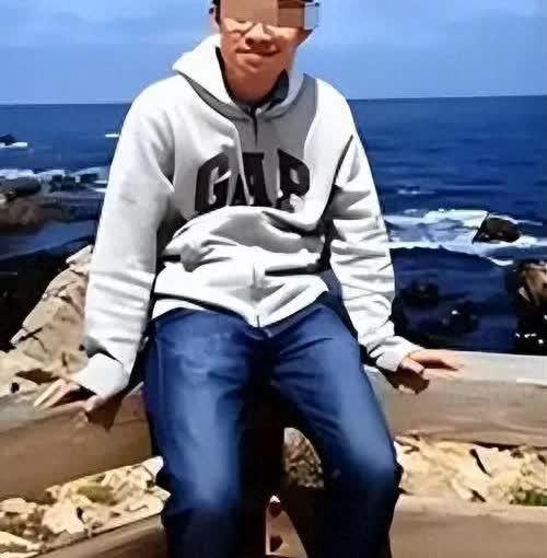 在密歇根州的一片荒野中，一架飞机孤独地坠落，而机舱内却空无一人。这起神秘事件的主
