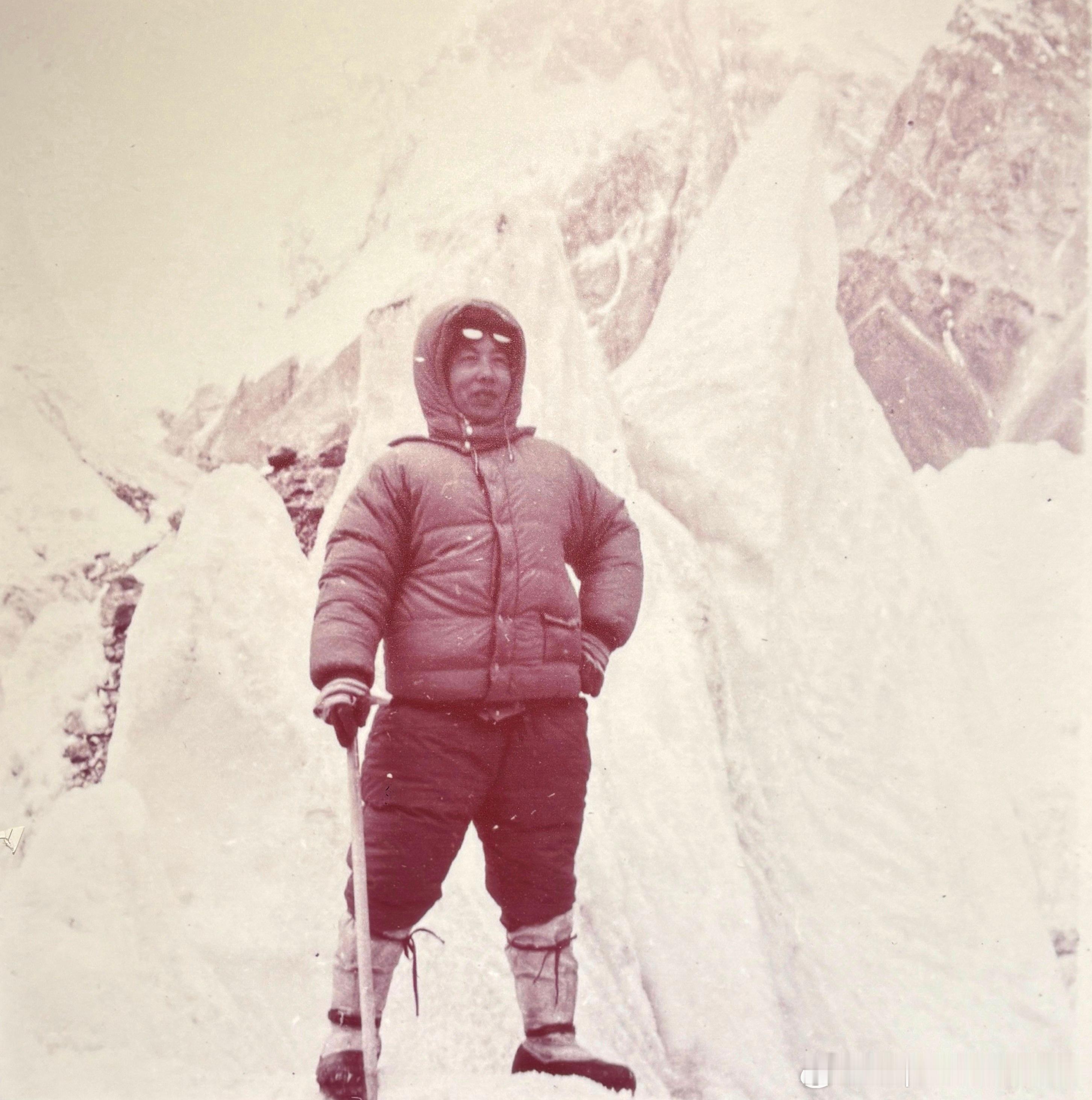 1977年益民食品一厂技术员吴新根在高原上留影。当时为了满足解放军高原部队对牛肉