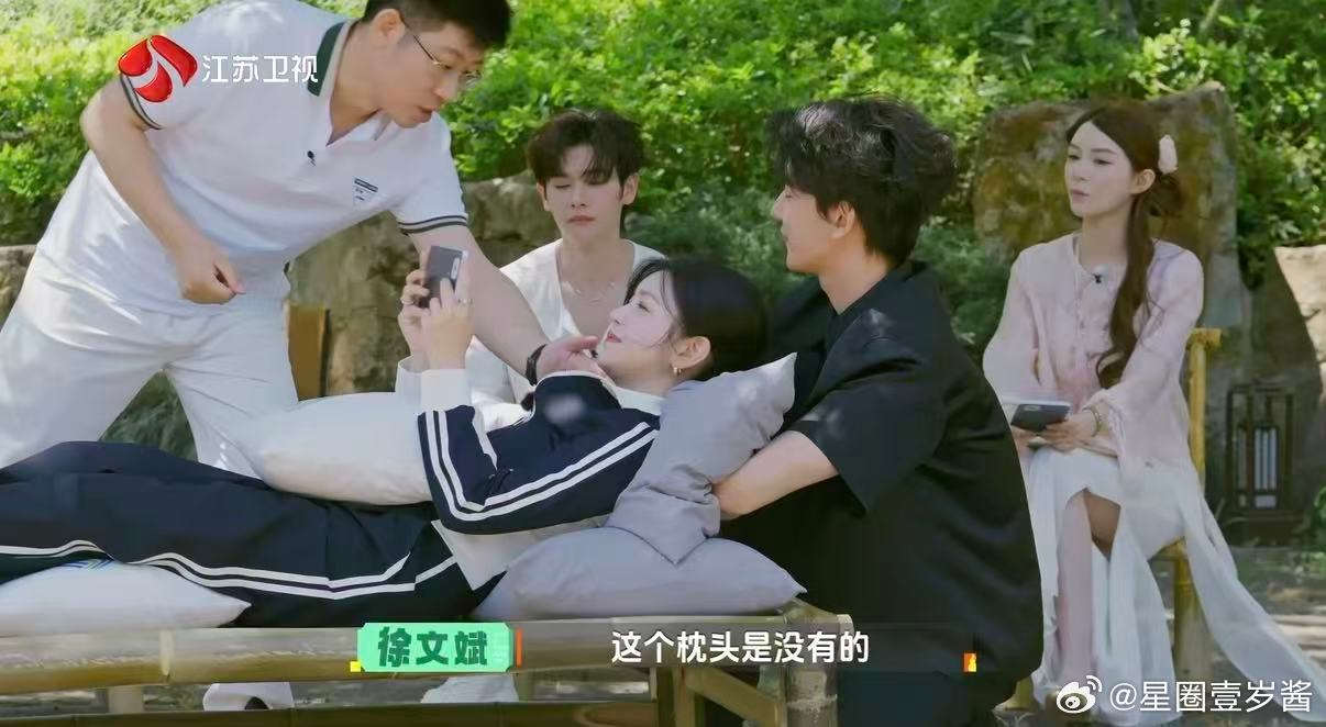 怪不得陈妍希敢说经常熬夜玩手机 陈妍希床上玩手机姿势 国医少年志 这期综艺内容太