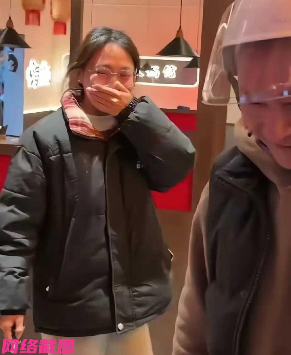 四川有女子在一家火锅店打工，但知自己的电瓶车被偷，于是在朋友圈上发了一通吐槽，意