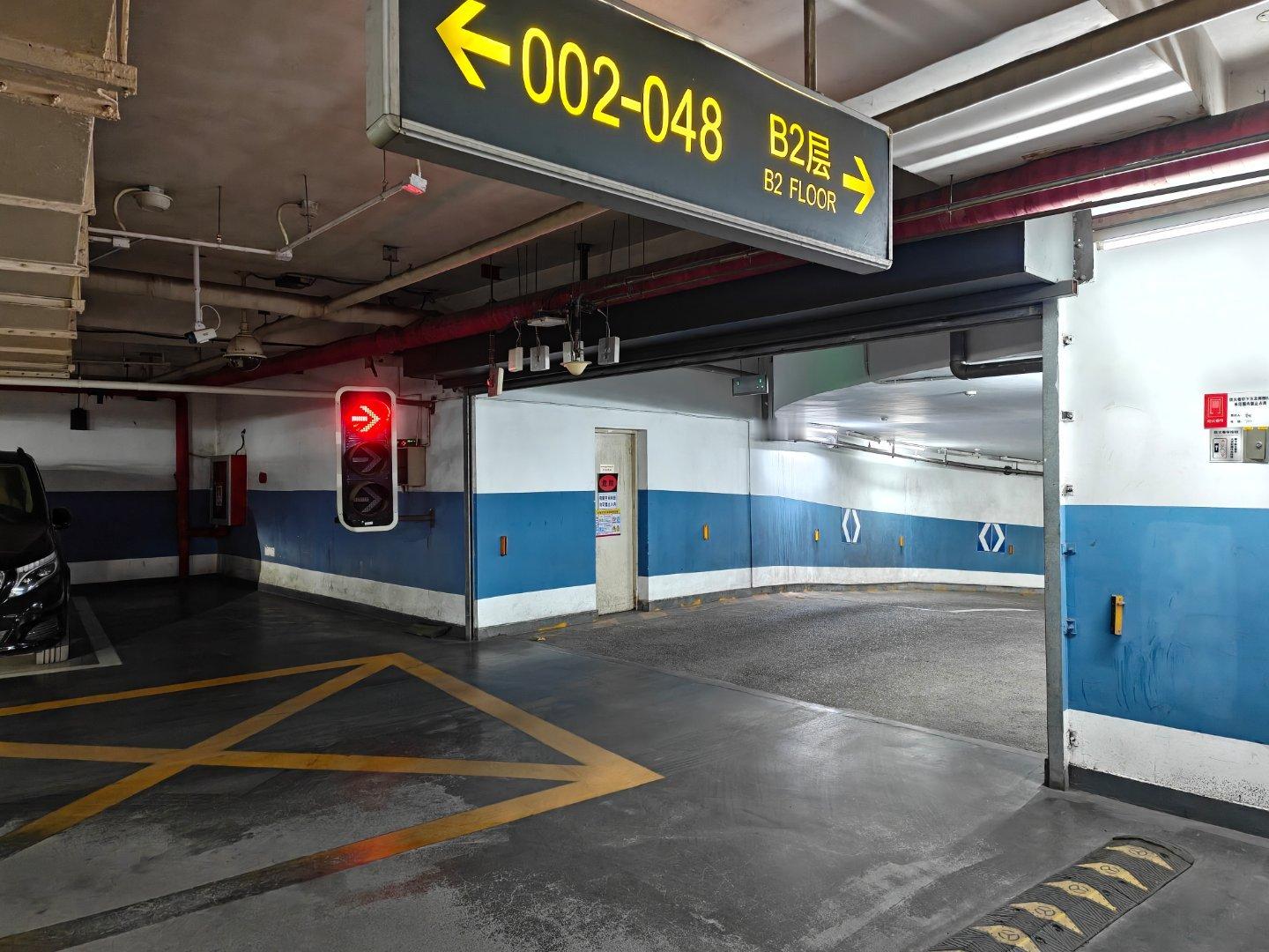 这酒店车库绝了！B1到B2只有一条车道，两头同时来车怎么办？放个红绿灯 北京·北