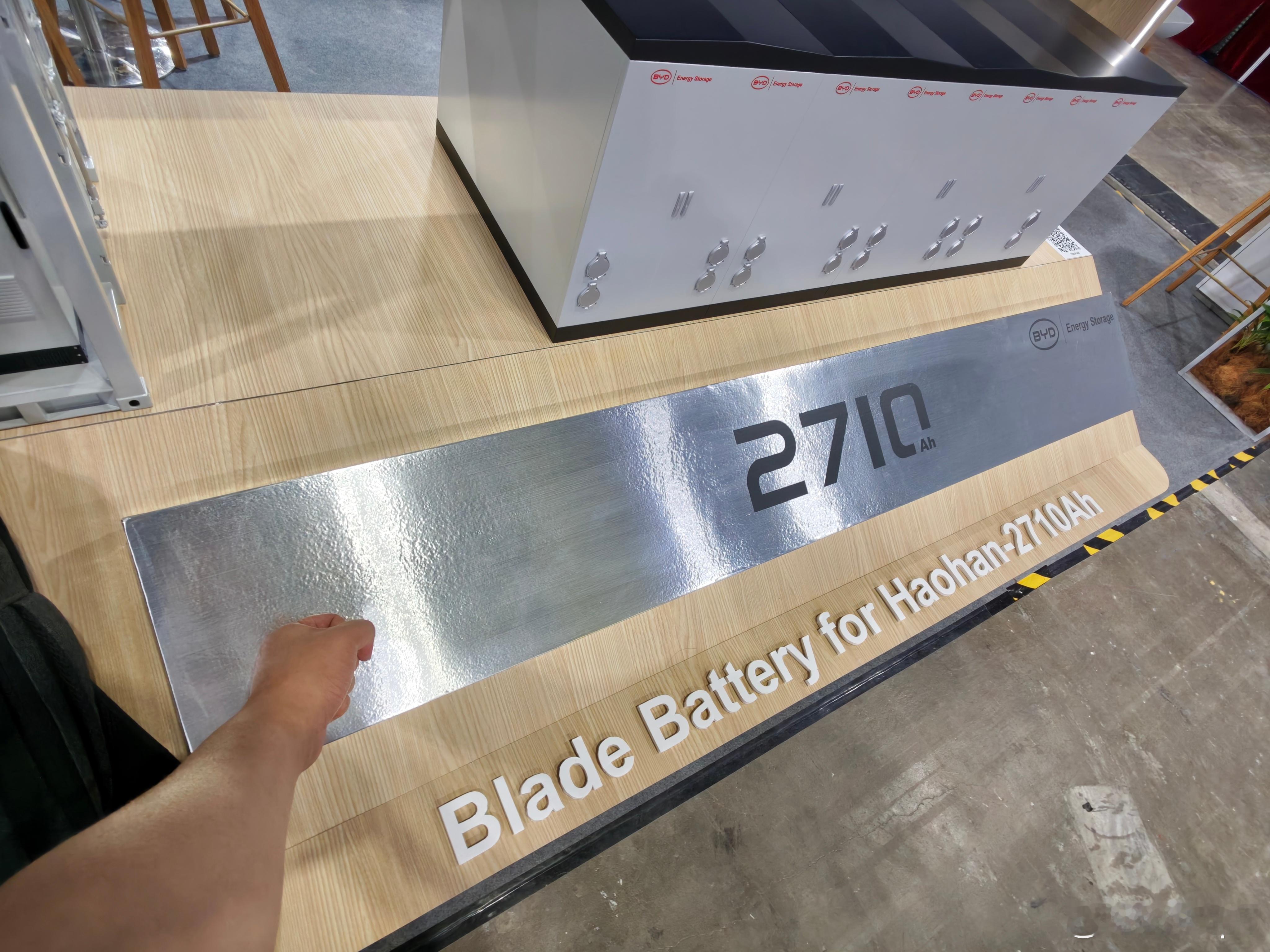 比亚迪的2710Ah巨刀，属实大到超模了。高潮EMS能源管理系统功能也挺丰富。 