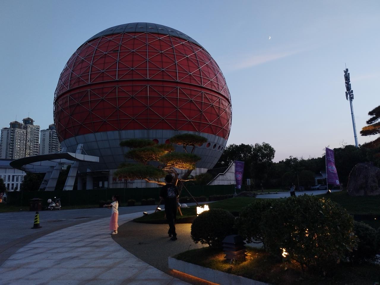欧美在抱团取暖，俄乌战争的外延，牵涉到一带一路，各成员国取舍。乌克兰再大胆点，不