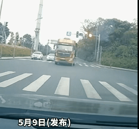 渣土车就这么明目张胆的闯红灯，处罚力度还是小了一点。