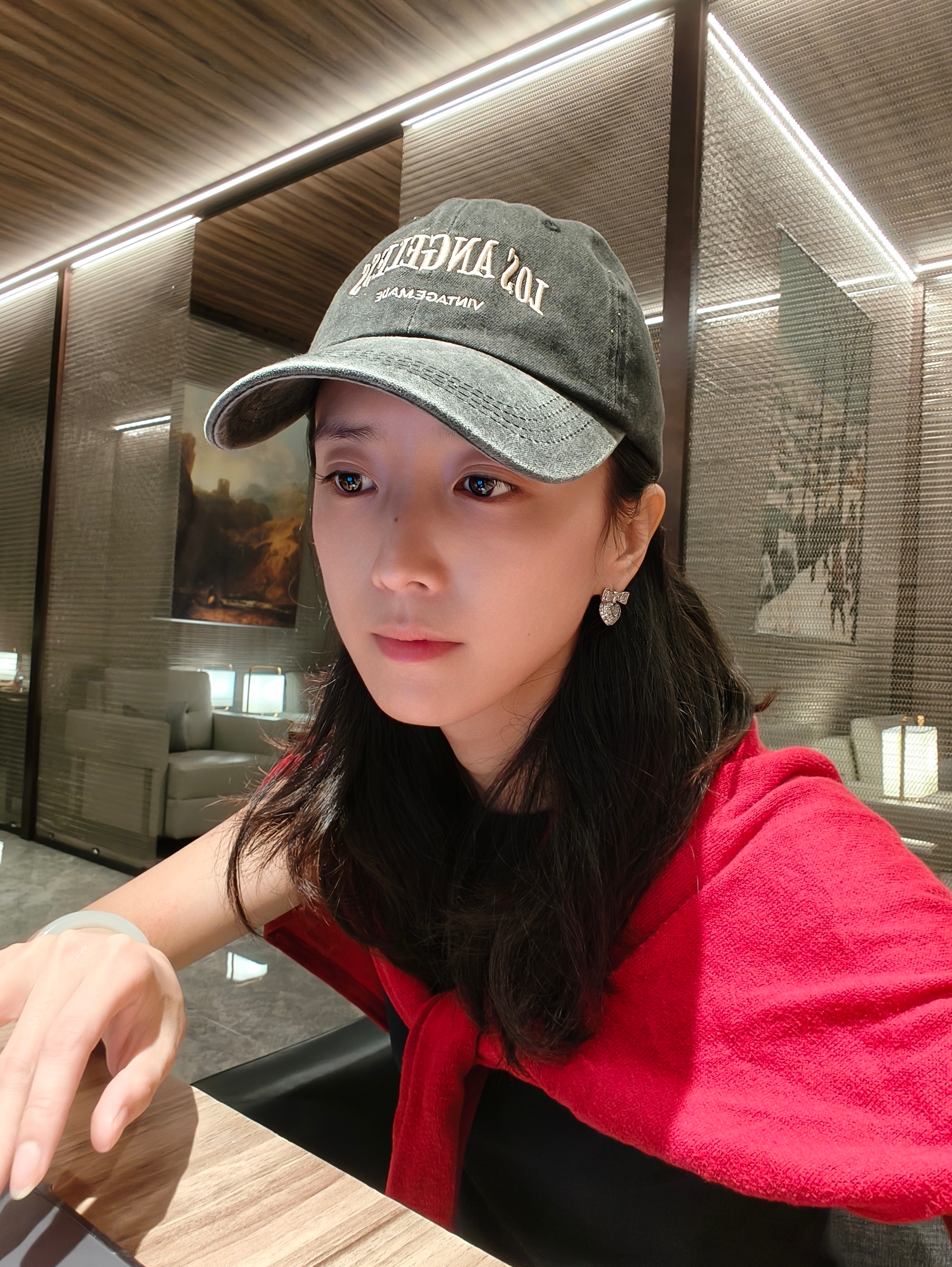 不化妆不美甲假睫毛也掉完了，哈哈哈，这样很舒服[嘻嘻]今天的飞机带了好看的涂装，