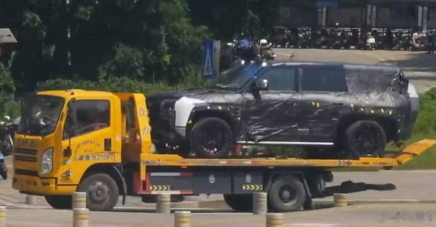 疑似仰望品牌的新车，从轮廓来看似乎后半部分比现有的#仰望U8# 要更长一点儿，新