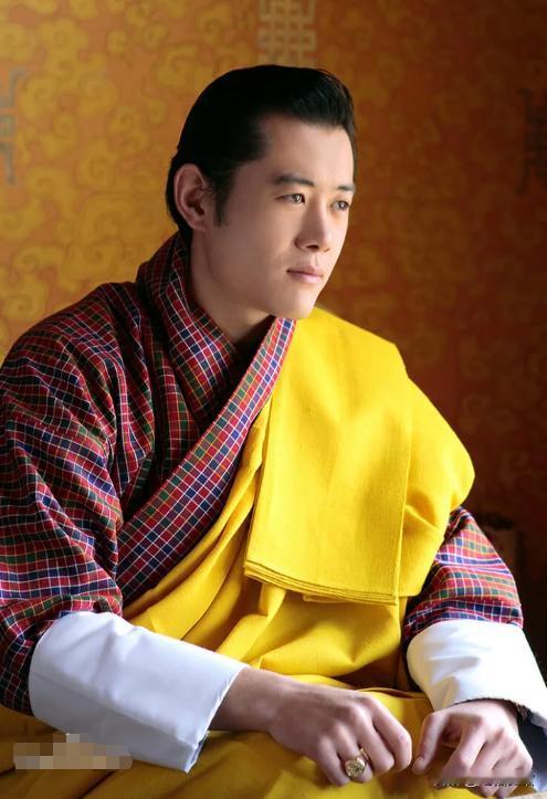 不丹国王，17岁登位，娶同胞4姐妹生10个孩子，51岁时退位享福。在中国与印度之