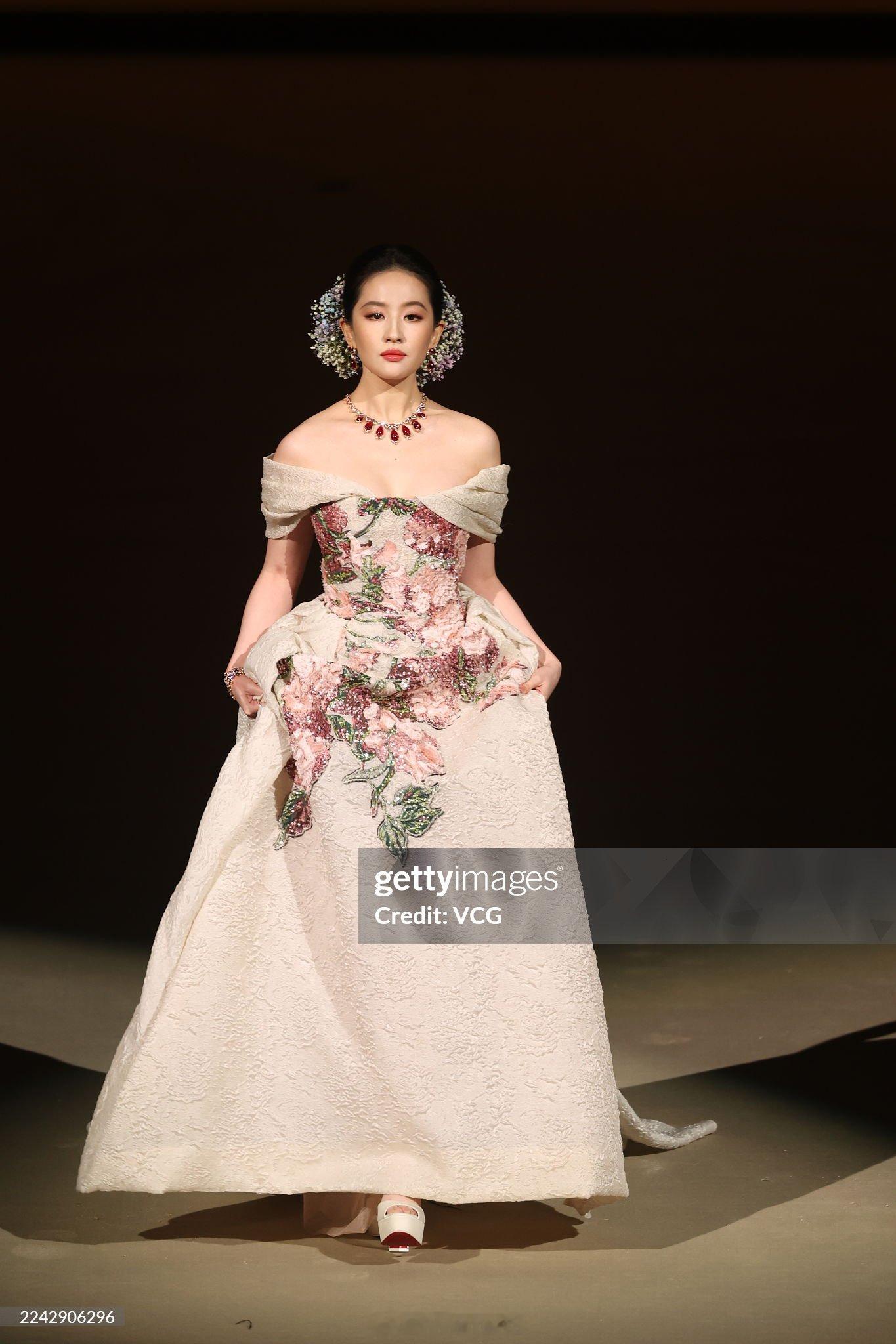 刘亦菲vogue盛典g社生图来啦！天仙美的真的太权威了呀！[期待]刘亦菲纠正粉丝