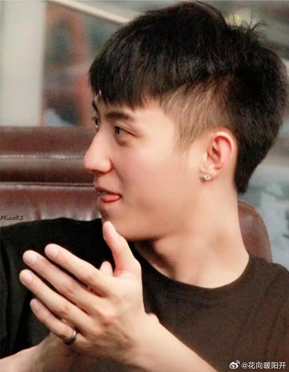 黄景瑜手控天菜 手控的快乐谁懂啊🥰黄景瑜的手修长又有力量，每一处都精准戳中审美