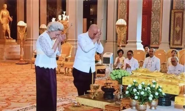 柬埔寨国王西哈莫尼终于打破沉默，向在此次柬泰冲突中牺牲的战士家属捐赠十万美元。 