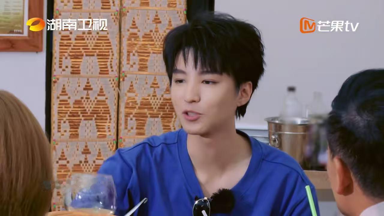 王俊凯那句"哪敢，我们从心里是尊重的"笑死我，典型的表面恭敬内心崩溃。结果晓明哥