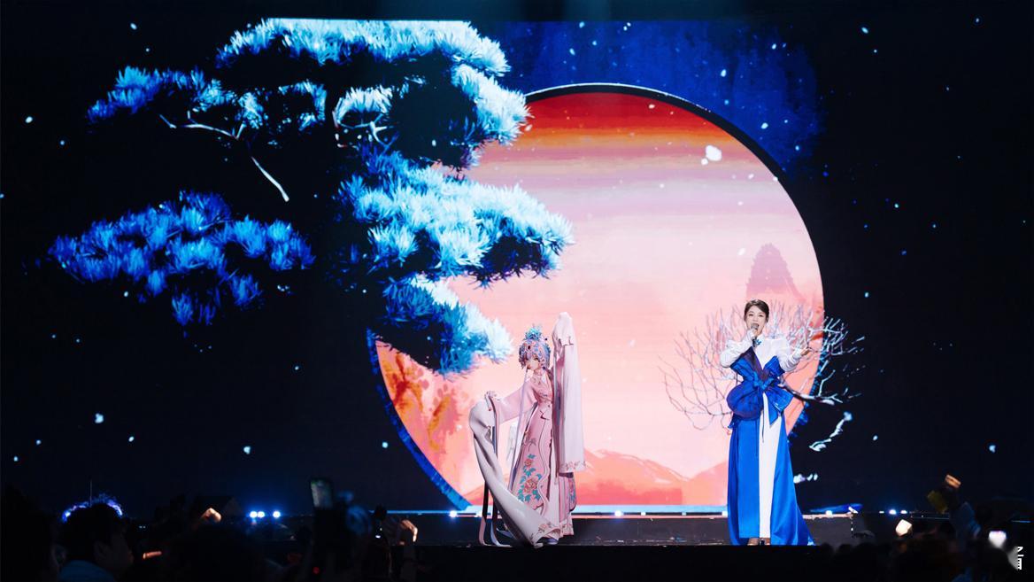 跨年最佳节目  陈丽君洛天依跪地结拜 陈丽君和洛天依的《戏游九州》舞台充满魅力。