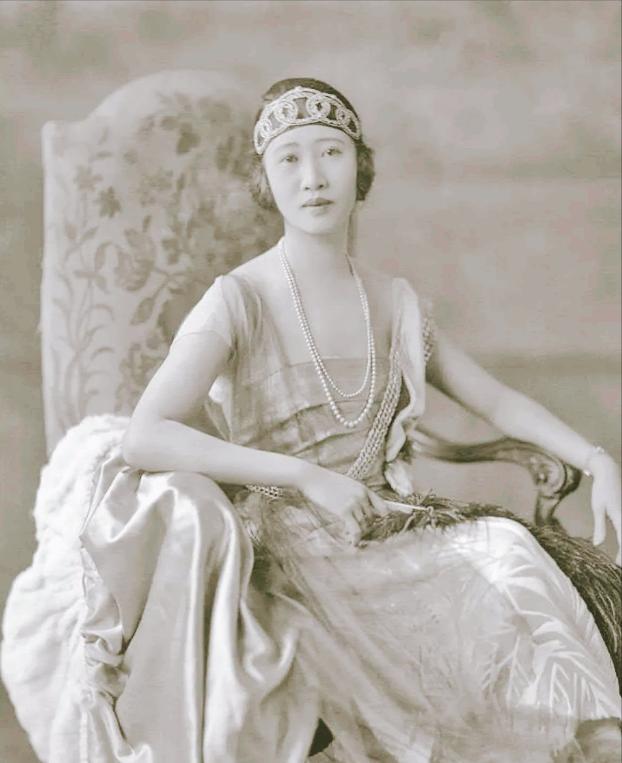 [微风]1956年，顾维钧趁妻子黄蕙兰睡着，偷偷溜进严幼韵的房间。这时他万万没想