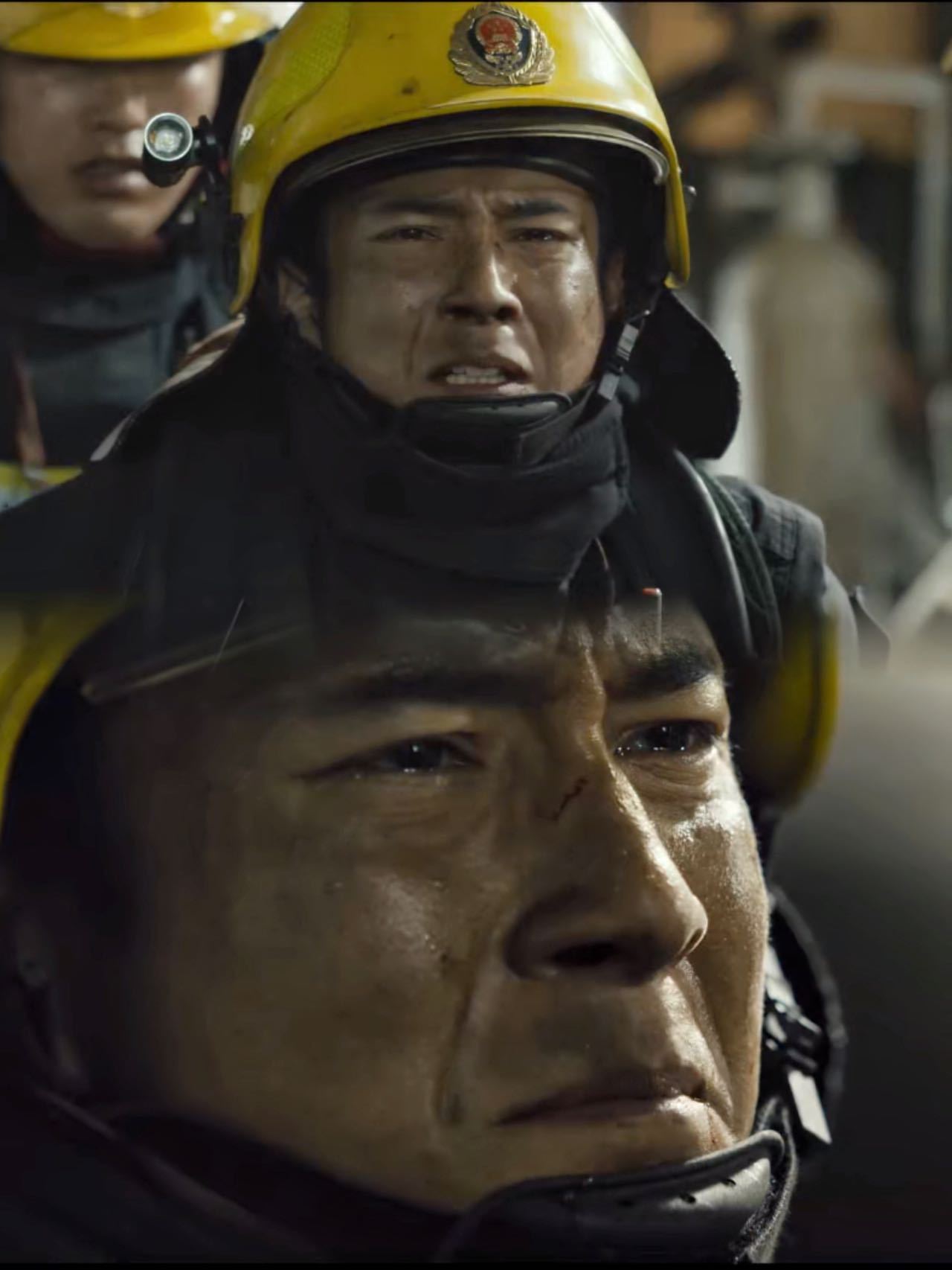  惊天救援中韩东君人物海报实在是有被这样的画面所吸引到，不知道在影片中又会给我们