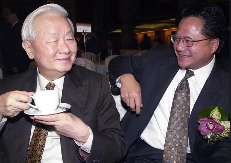 美国高端芯片产业离不开这两个华人大佬。英伟达创始人黄仁勋与台积电创始人张忠谋曾经
