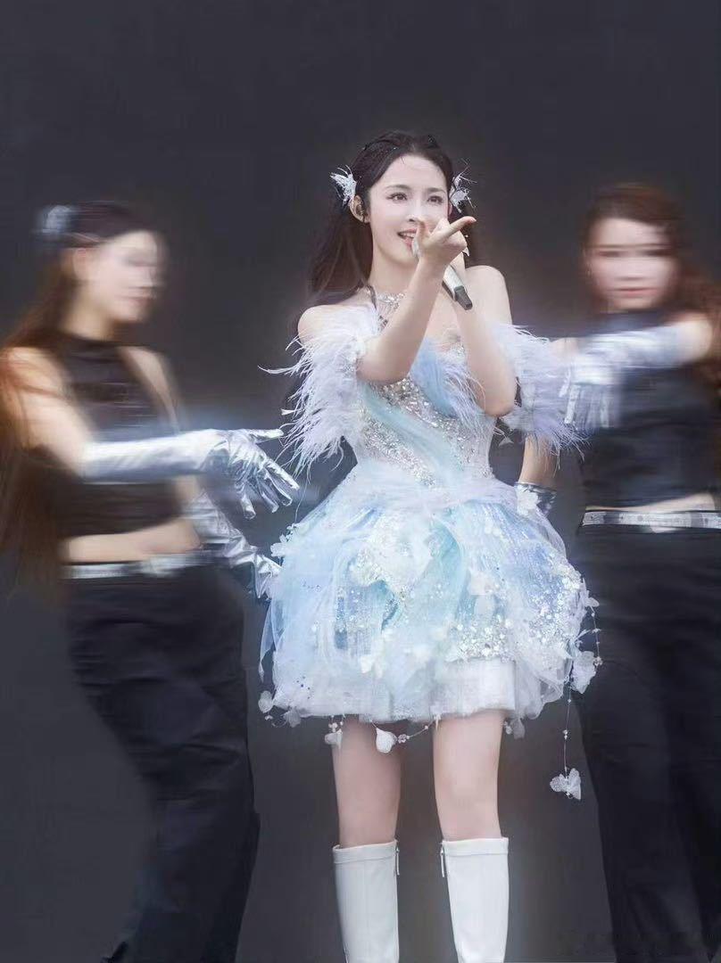 李莎旻子直播有效求职 音乐节刚结束就赶回酒店开播，李莎旻子完整重唱六首歌，唱歌主