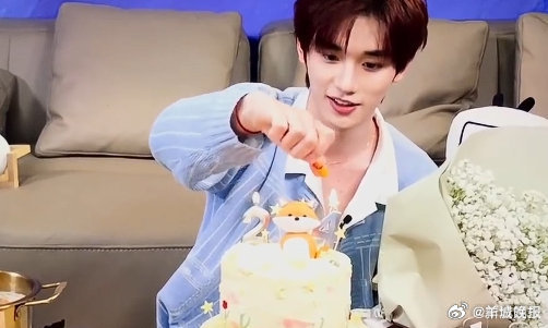 【#时代峰峻否认丁程鑫单飞#】#官方辟谣时代少年团单飞#  近日，因丁程鑫生日直