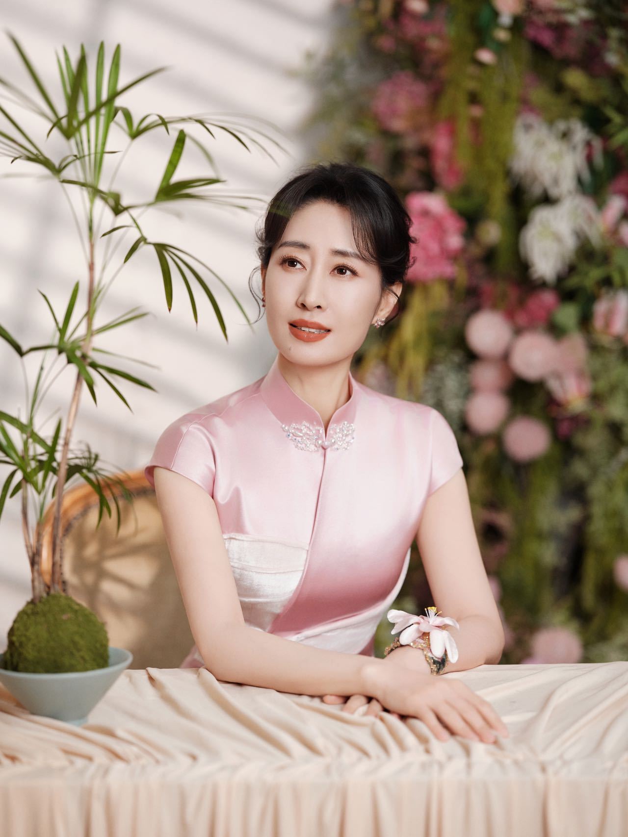 刘敏涛穿家乡非遗上春晚 一袭粉旗袍，满眼家乡情。烟台绒绣腕花是她对故土的眷恋，鲁