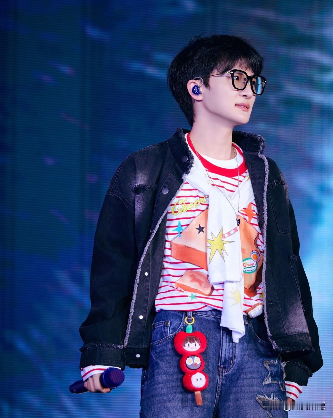 周深在香港开唱，
台下坐着的不是普通粉丝，
而是汪明荃、米雪、谢玲玲这群港圈“活