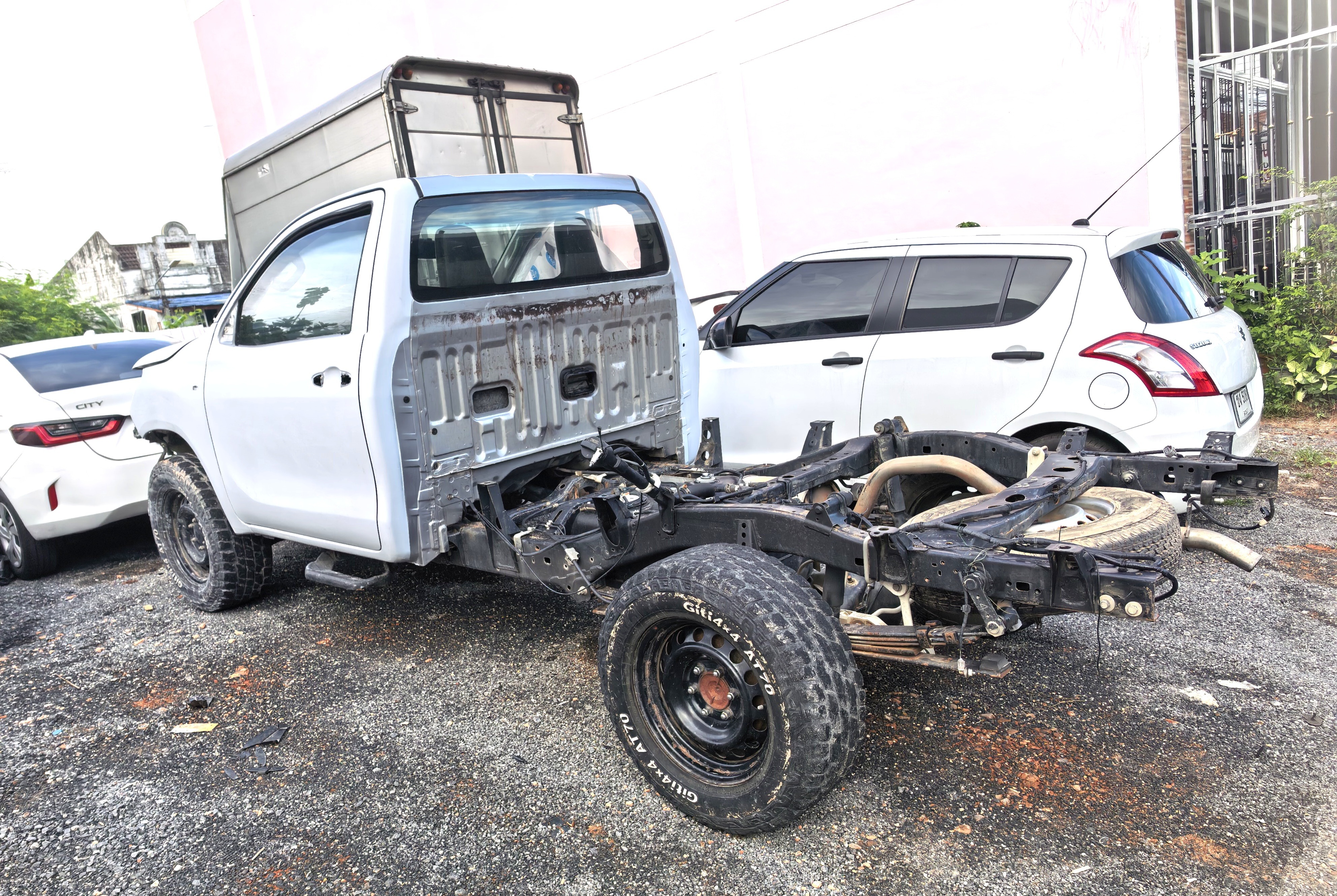 丰田汽车的经典皮卡 HILUX 海拉克斯，真的是一个卡车的底盘，难怪入城下乡、爬