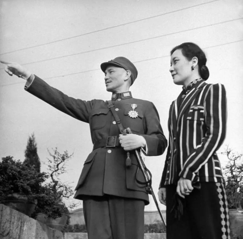 一天晚上，蒋介石约会完陈颖，神采奕奕地从外面回来，宋美龄不动声色地说了一句话，吓
