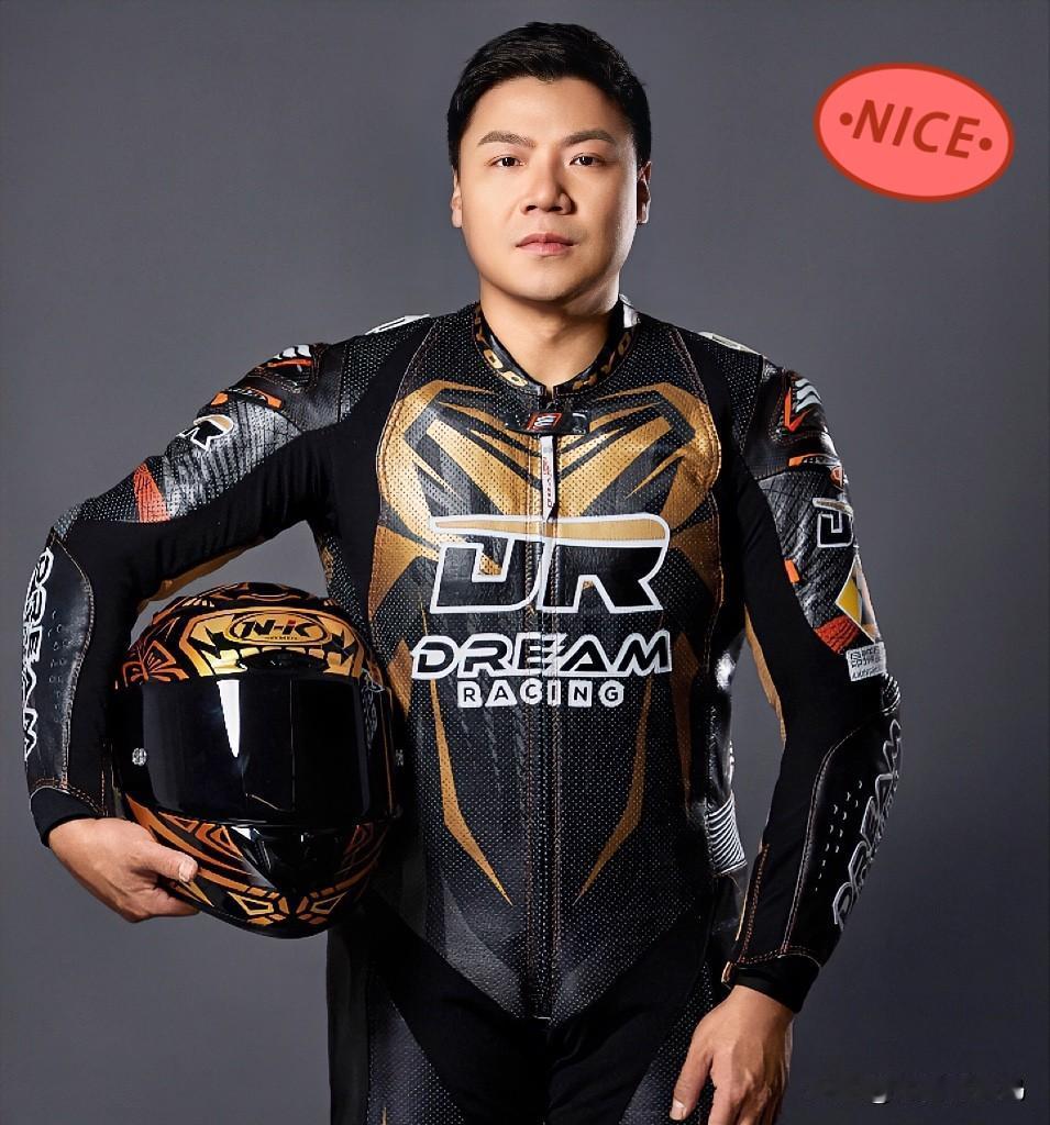 刚瞥见摩博会王铸父子那场闹剧，简直荒唐得令人发笑。

尾款攥得死死的，转脸就在大