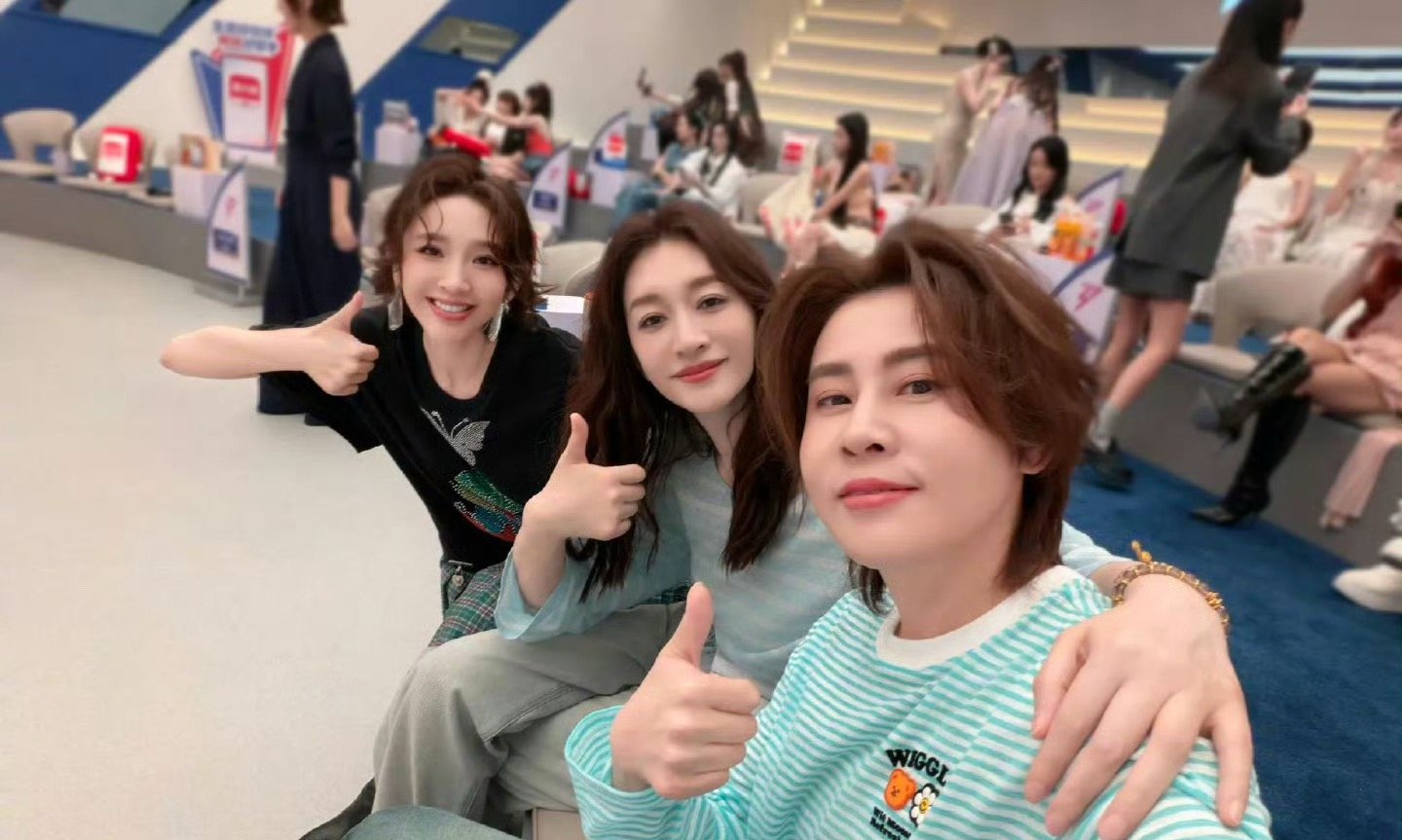 李小冉王濛唐艺昕hi6合照从浪姐到hi6，心愿便利贴组合又组到一起啦