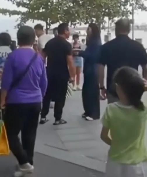 两个外国人，在玩滑板时，将公共区域路人休息用的长条椅破坏出划痕！
面对这种情况，