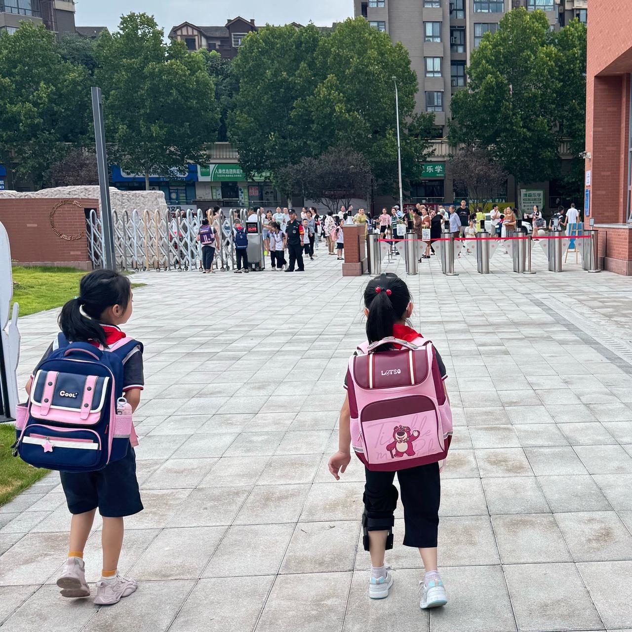 时光匆匆，明天最后一天~一学期即将悄然落幕
开学的期待，期末的成长
都定格在这两