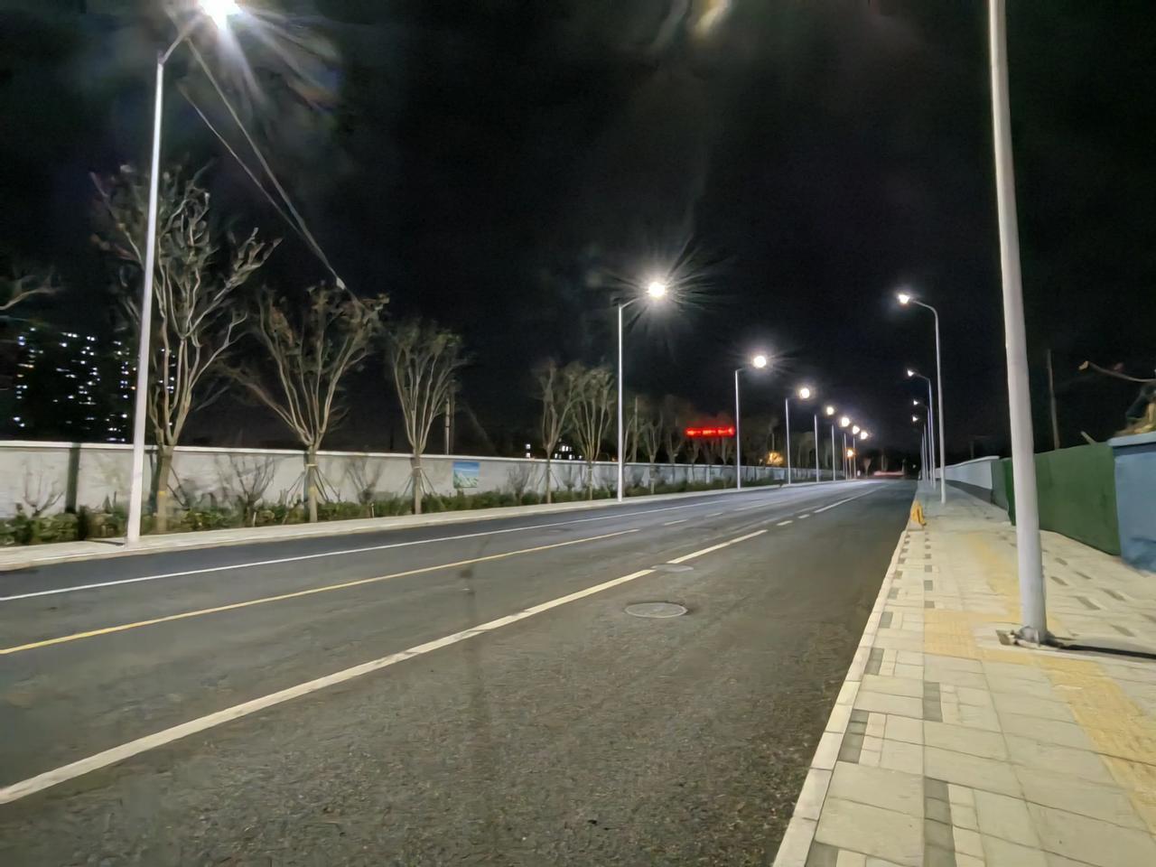 从夏到冬，路上的人越来越少，完完全全没想到，像我这么懒的人，能够很好的坚持夜跑。