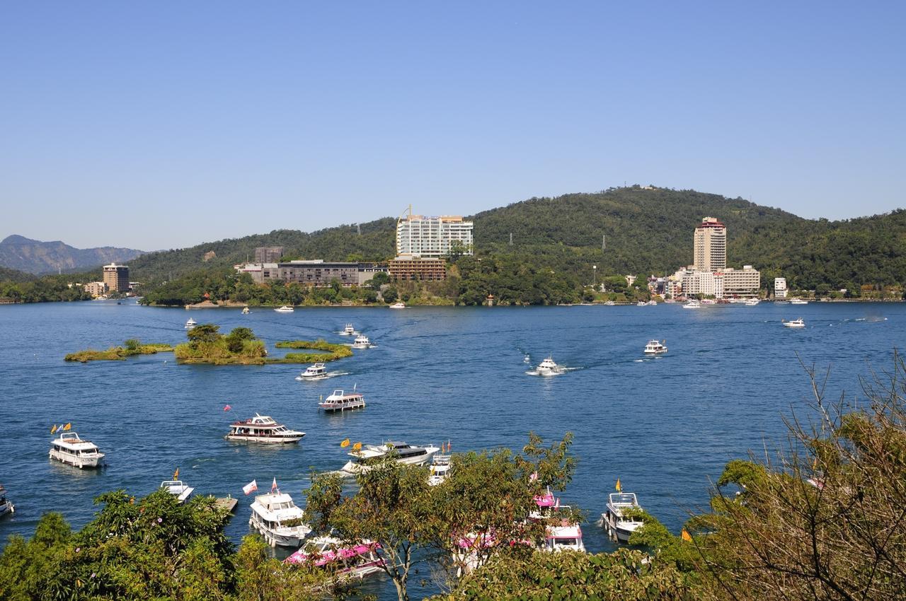 - 自然风光：日月潭是台湾最大的淡水湖，湖光山色四季皆美，可乘船、骑行或搭缆车游