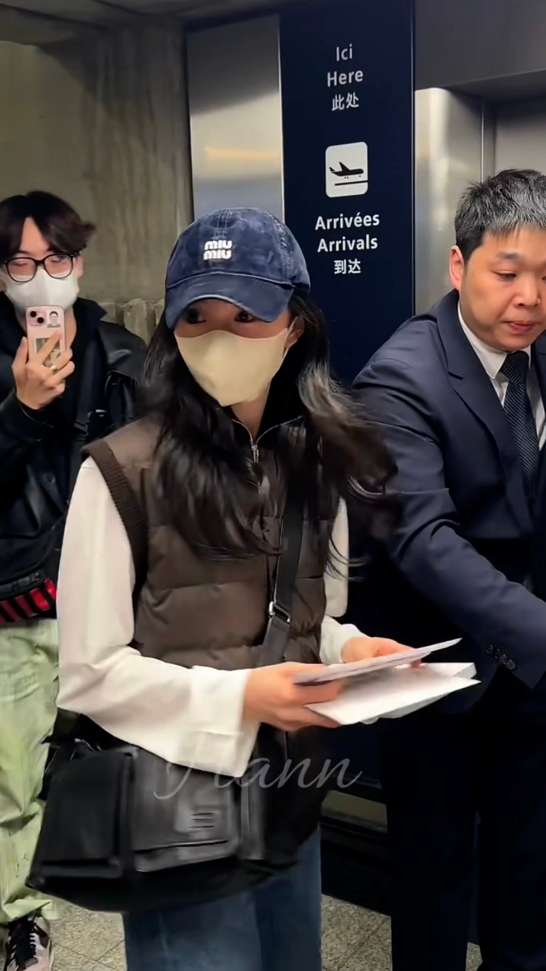 存儿到巴黎啦笑起来眼睛弯弯亮亮的好萌吧刘浩存笑起来眼睛弯弯亮亮