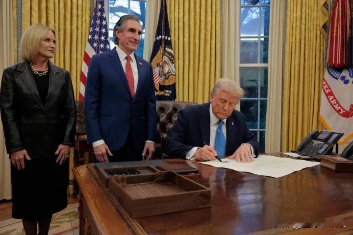 特朗普今天签署了关税令，正式宣布对墨西哥和加拿大征收25%的关税，美国还将对来自