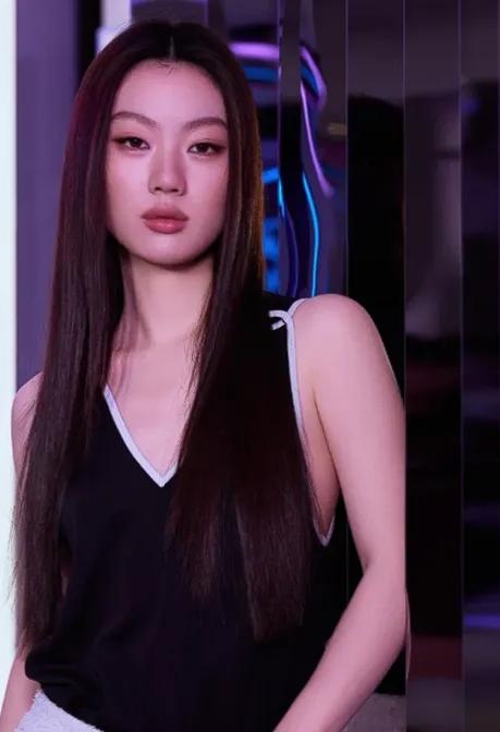 广大网友早就看出来了，单依纯太年轻，其实不懂早期歌手的苦，因为现在唱歌赚钱变得太