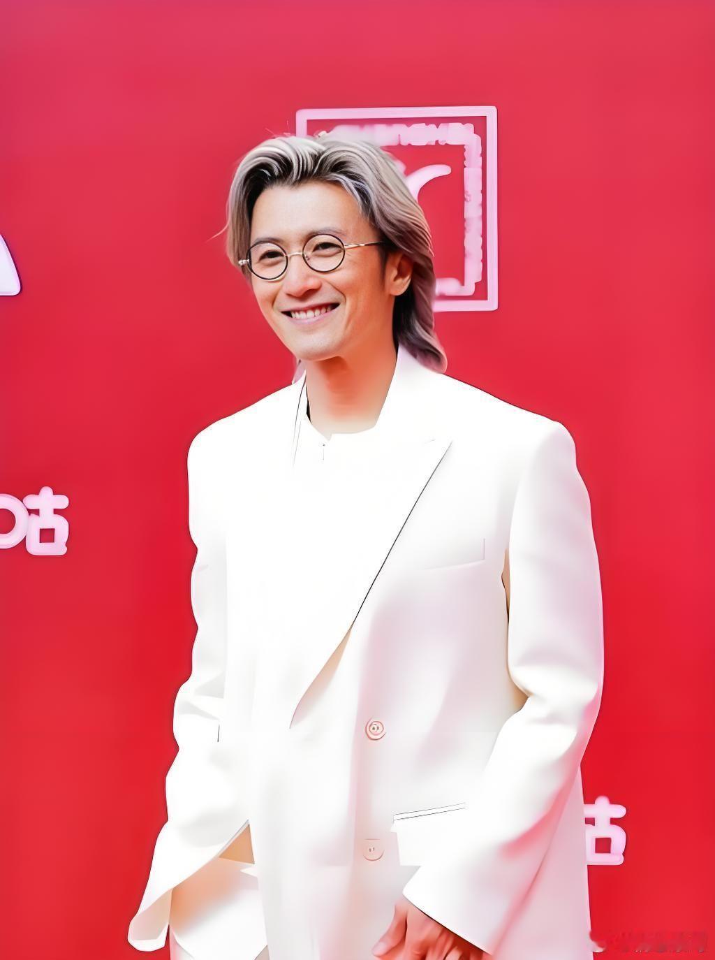 谢霆锋曾开解失恋的霍汶希当年，霍汶希和富豪男友分手之后，已经怀有身孕，谢霆锋拍了