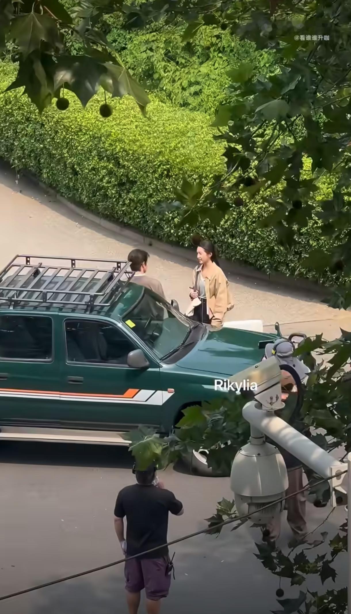 关晓彤在青岛片场拍戏时遭路人围堵，有人当众高声呼喊鹿晗，直白打探私人感情，这种贸