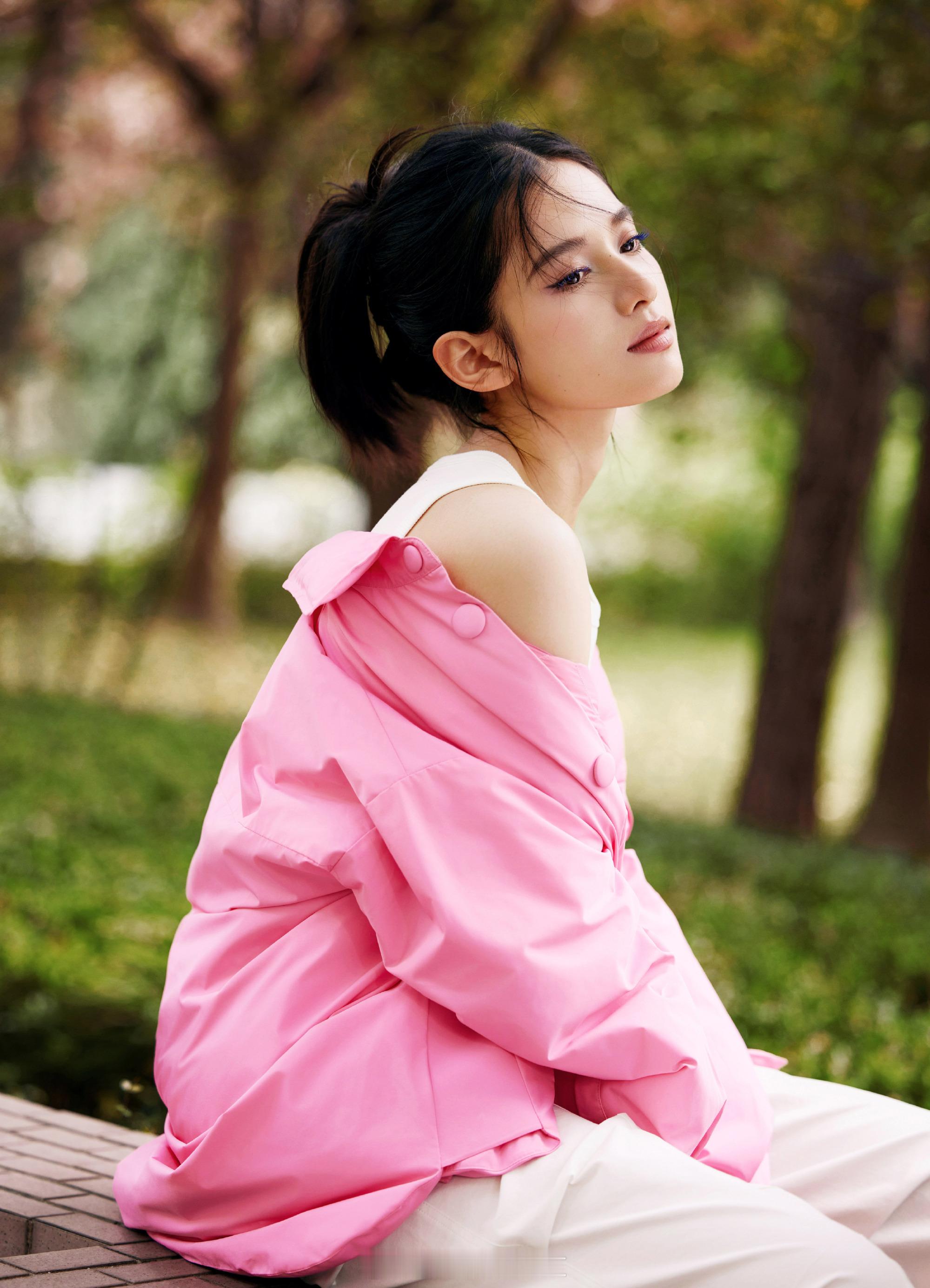 张婧仪光影跃动粉蓝色彩 ​​​