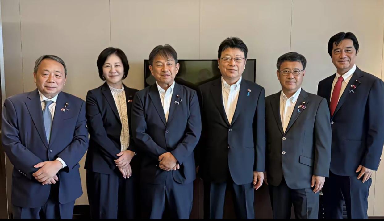 日本国会七个议员跑到台湾去作秀，他们刚下飞机来到机场到达厅，就迫不及待的举起拳头