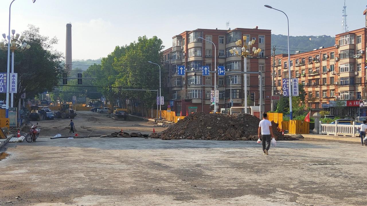 瓦房店这条路月底修好。附近商家可以见到光了
