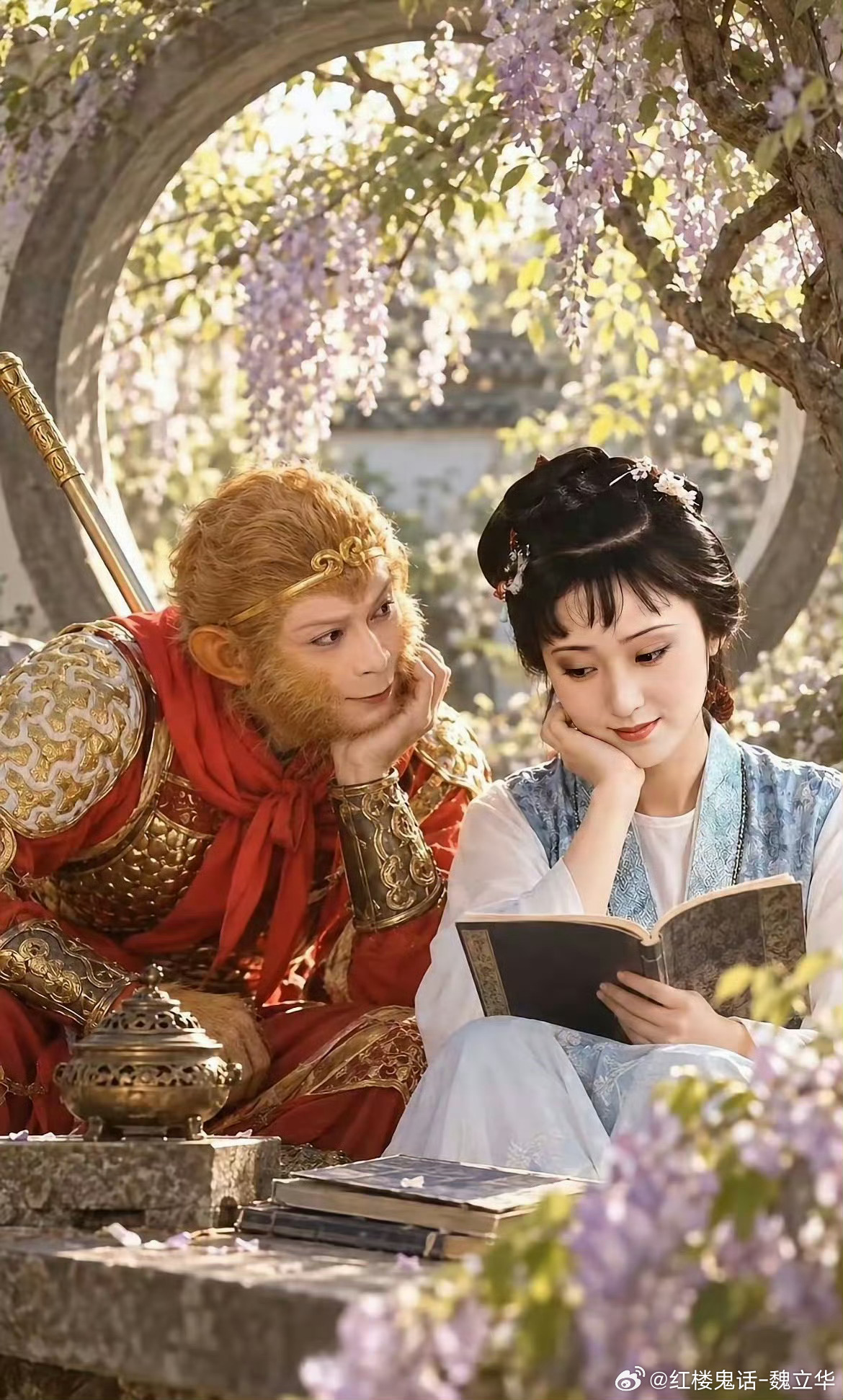 课室一个人还没有，我们来早了！“儿子你坐哪个位子？”他巡视且又琢磨了一下，“还是