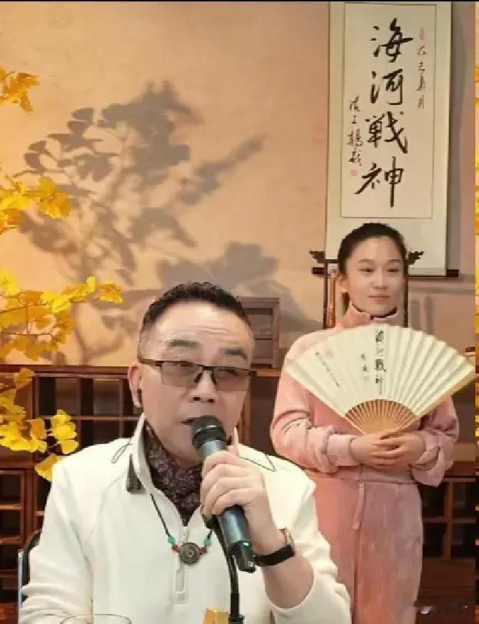 60多岁的老艺人在台上情绪当场失控，说白了不是脾气大，而是心里那点虚火终于烧穿了