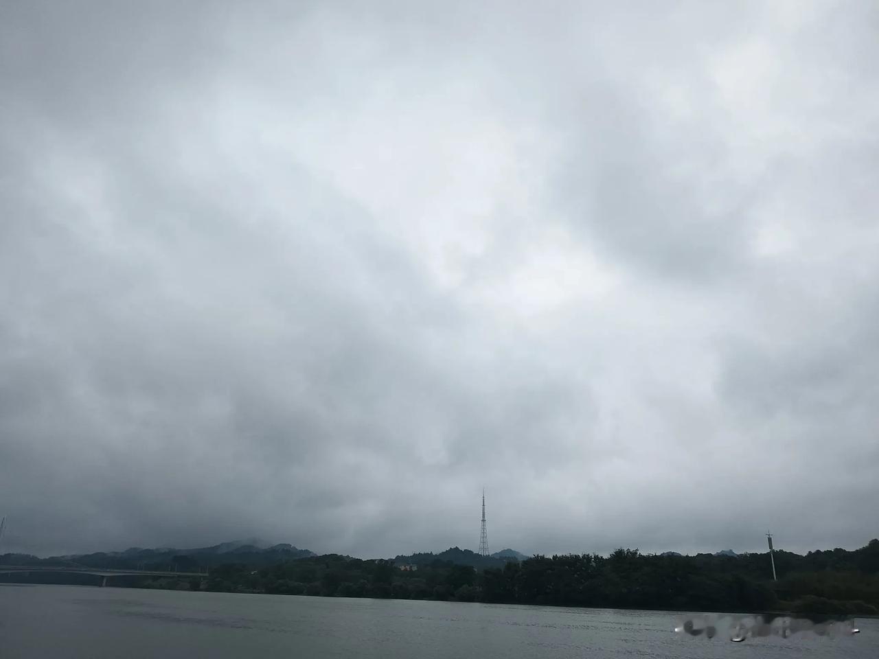 #随手记录天空#
风雨欲来，
黑云压湖。