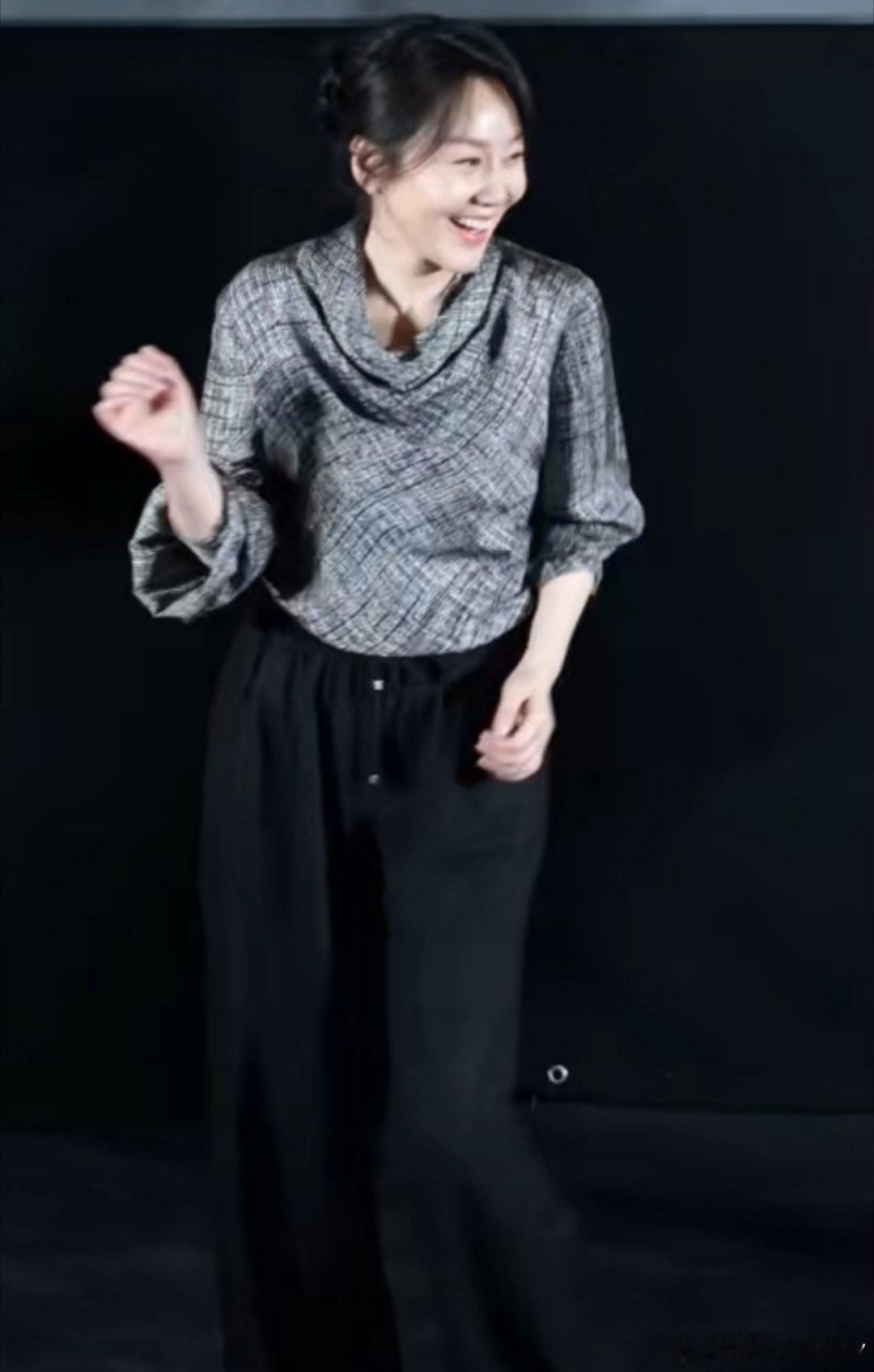闫妮差点摔了 妮姐又微醺了吗？[哈哈][哈哈][哈哈]闫妮身穿Ulyana Se