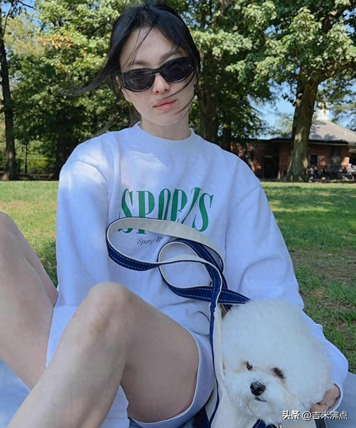 宋慧乔遛狗被拍，穿得像刚起床，全网却疯抄；四十多岁穿短裤不装嫩，反而更像她自己；