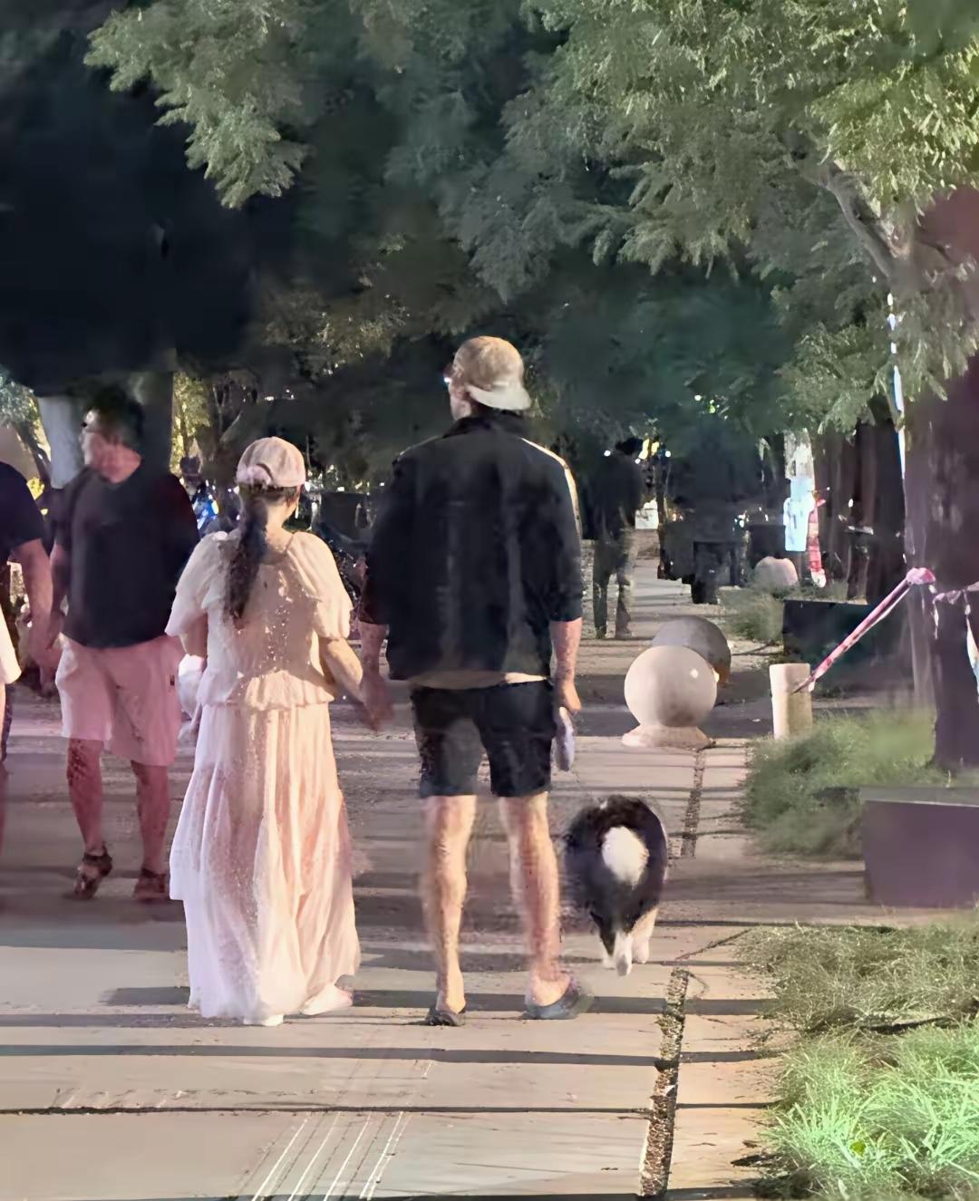 这是金莎和小她19岁的新婚老公孙丞潇一起散步的背影！（图一）

从背影看，金莎身