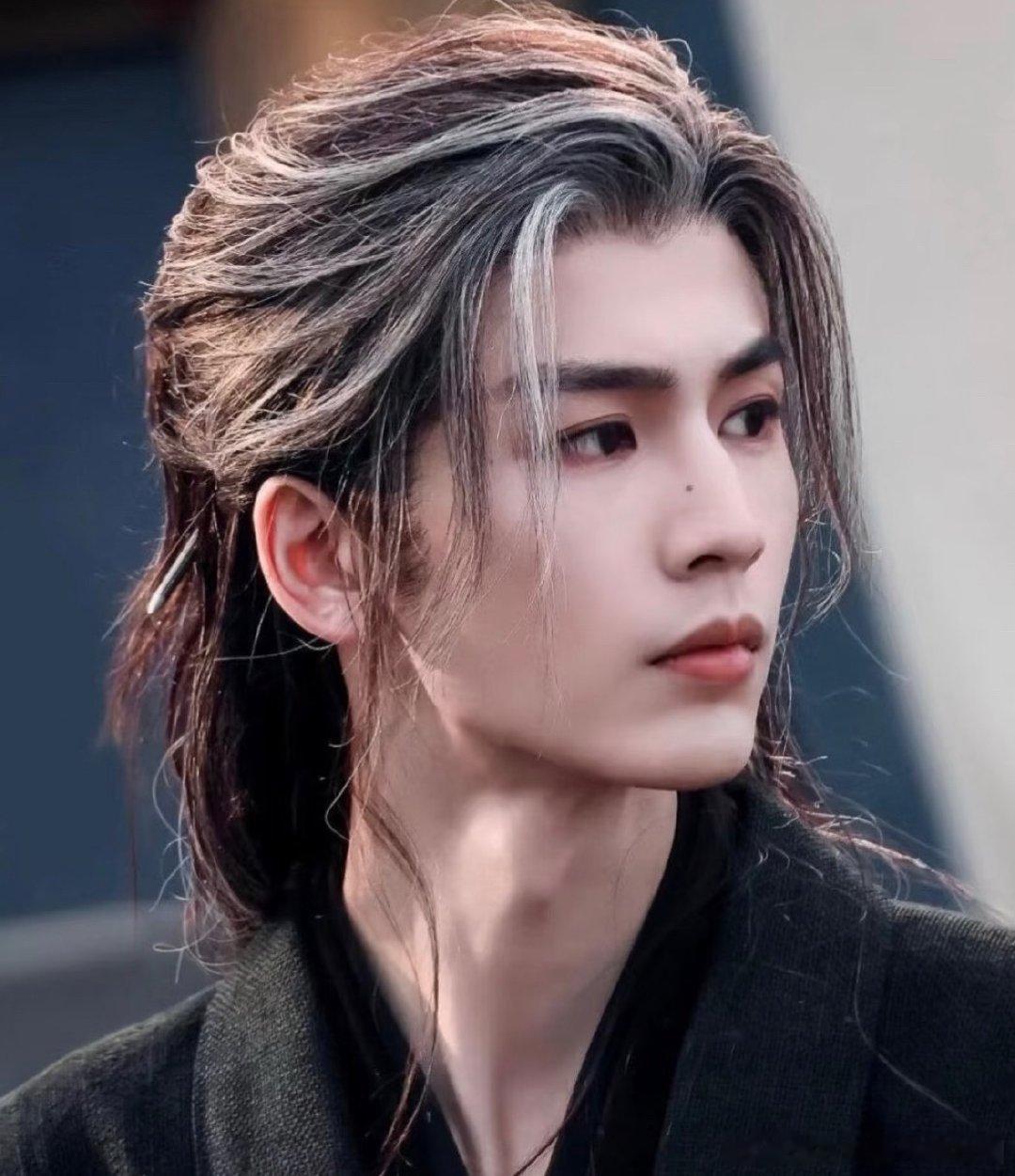 心疼张凌赫！低血糖不过是导火索，长期高压过劳，才是根本症结。新剧《归鸾》戏份繁重