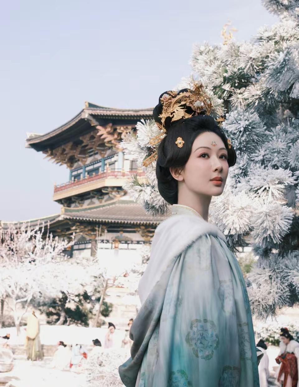 李现又准时上线了，八年，没落下一次。
杨紫生日，满屏都是“童颜夫妇”的回忆杀。