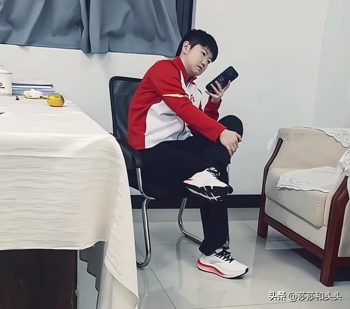 莎莎：让我看看你们在蛐蛐我什么？莎莎在湖北省运动会开幕式后台休息的时候，翘着二郎