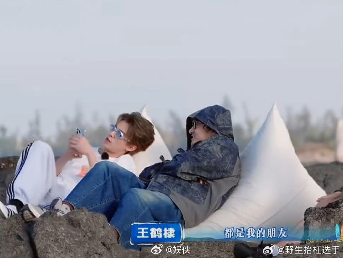 王鹤棣打电话秒变乖孙 在外是酷boy，一给奶奶打电话就秒变乖孙，温柔叮嘱奶奶少干